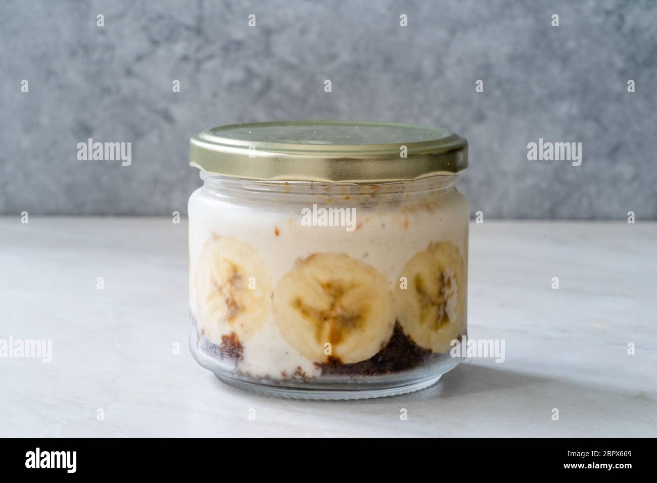 Pudding Au Lait De Banane Maison Avec Lait D Amande Gateau Au Chocolat Sans Gluten Garniture En Poudre De Legumes Et De Noisettes Dessert Au Magnolia Turc Sain Ou Photo Stock Alamy