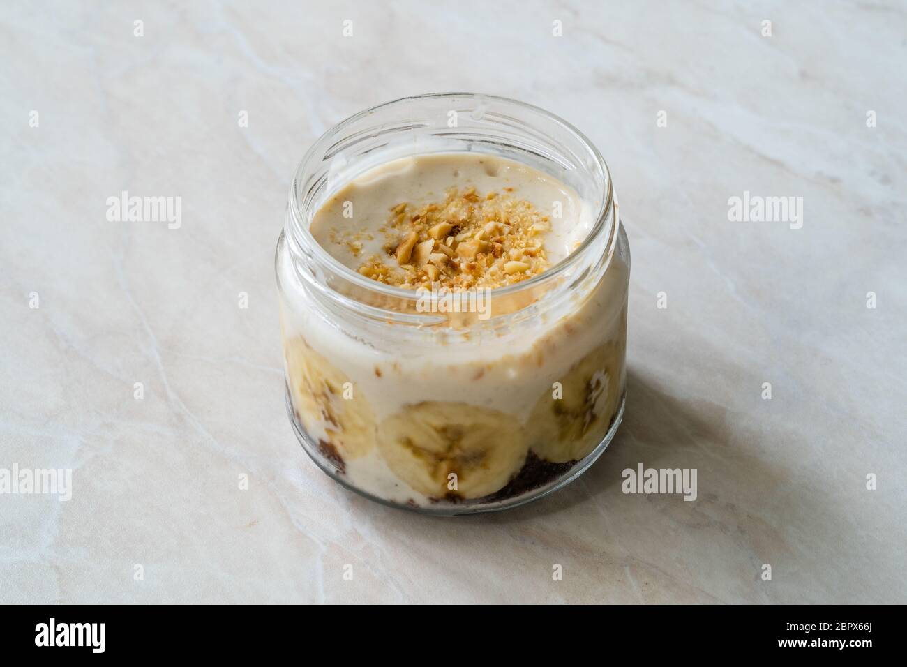 Pudding Au Lait De Banane Maison Avec Lait D Amande Gateau Au Chocolat Sans Gluten Garniture En Poudre De Legumes Et De Noisettes Dessert Au Magnolia Turc Sain Ou Photo Stock