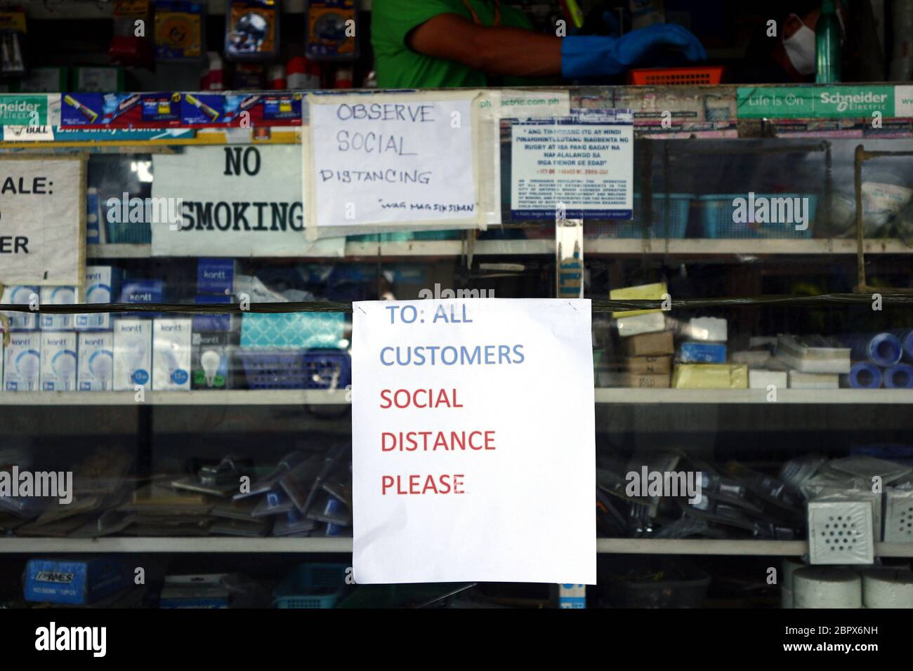 Antipolo City, Philippines - 16 mai 2020 : affichage social à distance à l'avant d'un magasin le premier jour où les affaires ont été autorisées à exploiter ag Banque D'Images