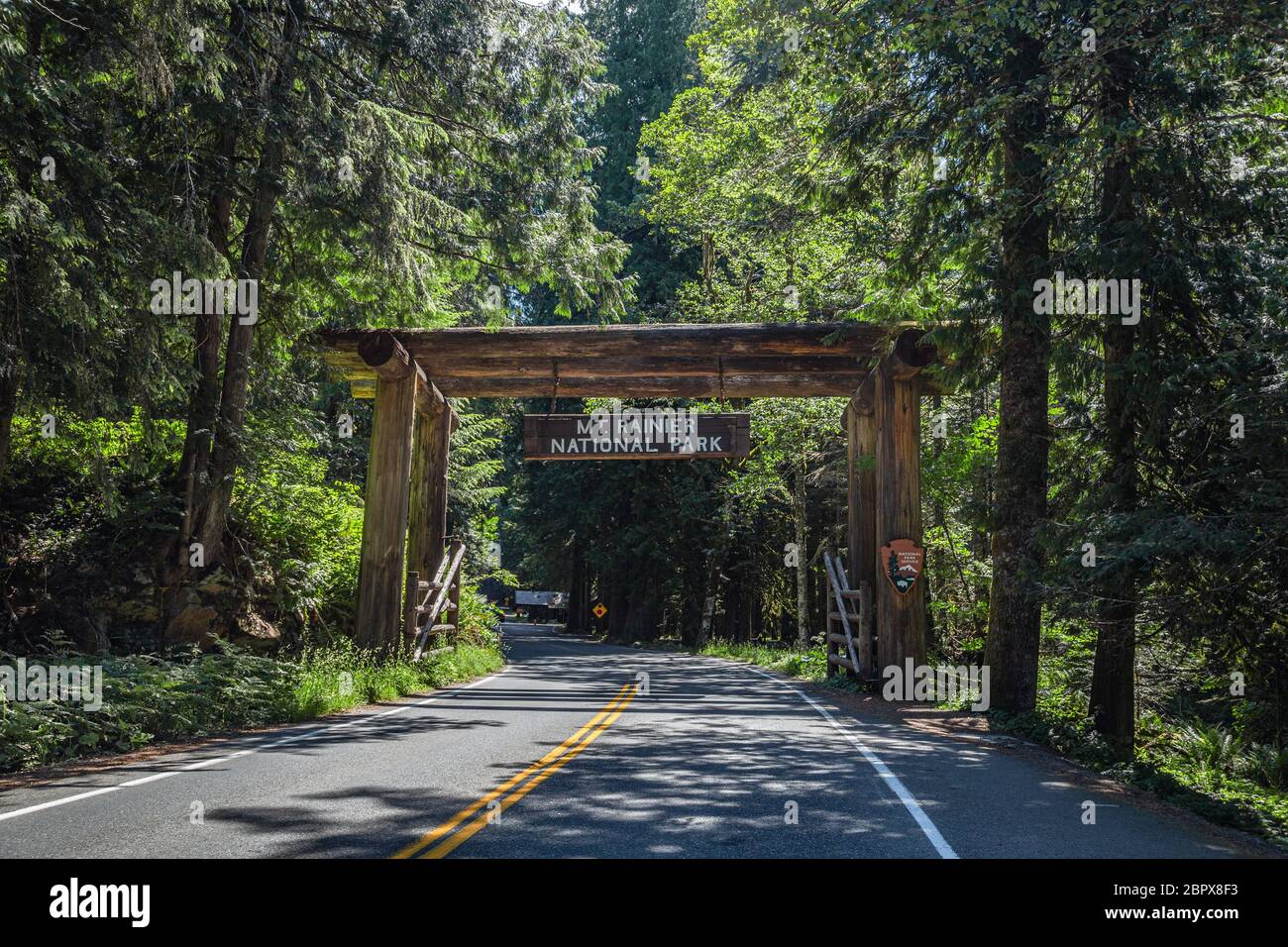 En voiture à travers le parc national du Mont Rainier, Washington Banque D'Images