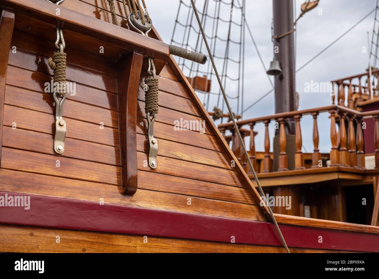 Un détail historique de bateau à voile avec cordes dans un ancien style rustique en bois. Matériaux en bois de teinte chaude pour une sensation rétro Banque D'Images