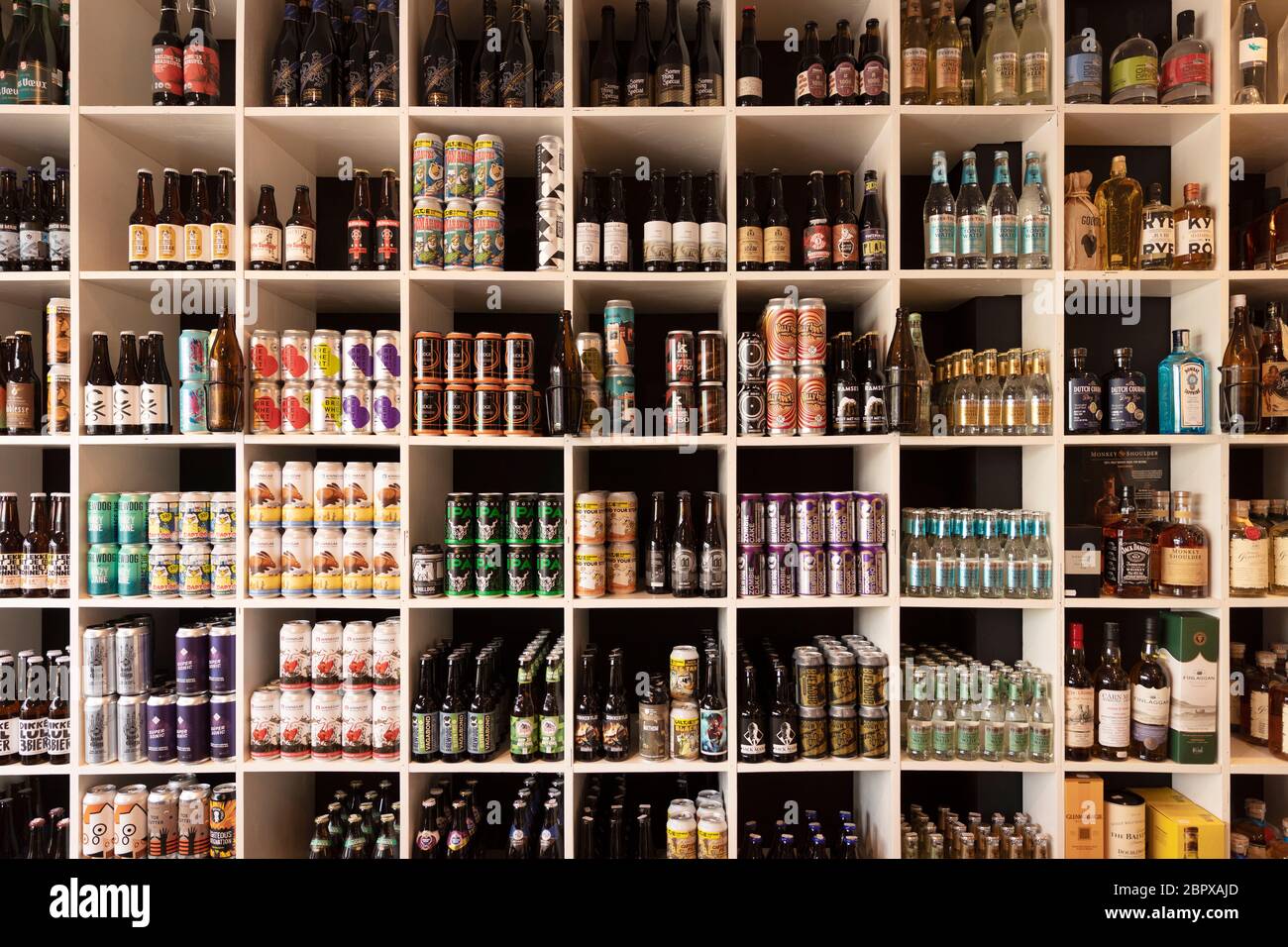 Eindhoven, pays-Bas, 17 mai 2020. Étagères avec bières en conserve et bouteilles dans des boîtes de conserve colorées et lumineuses provenant de brasseries dans un magasin de spiritueux. Popoul tendance Banque D'Images