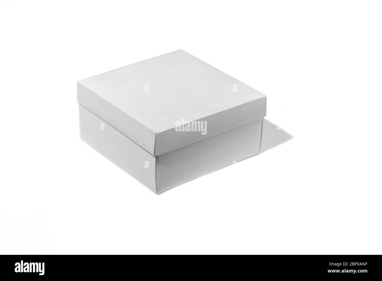 Boîte blanche vierge isolée sur un fond blanc de studio, espace de copie pour la publicité. Prêt pour vos graphismes. Achat, expédition, emballage, livraison. Carton, carton pour le transport et le recyclage. Banque D'Images