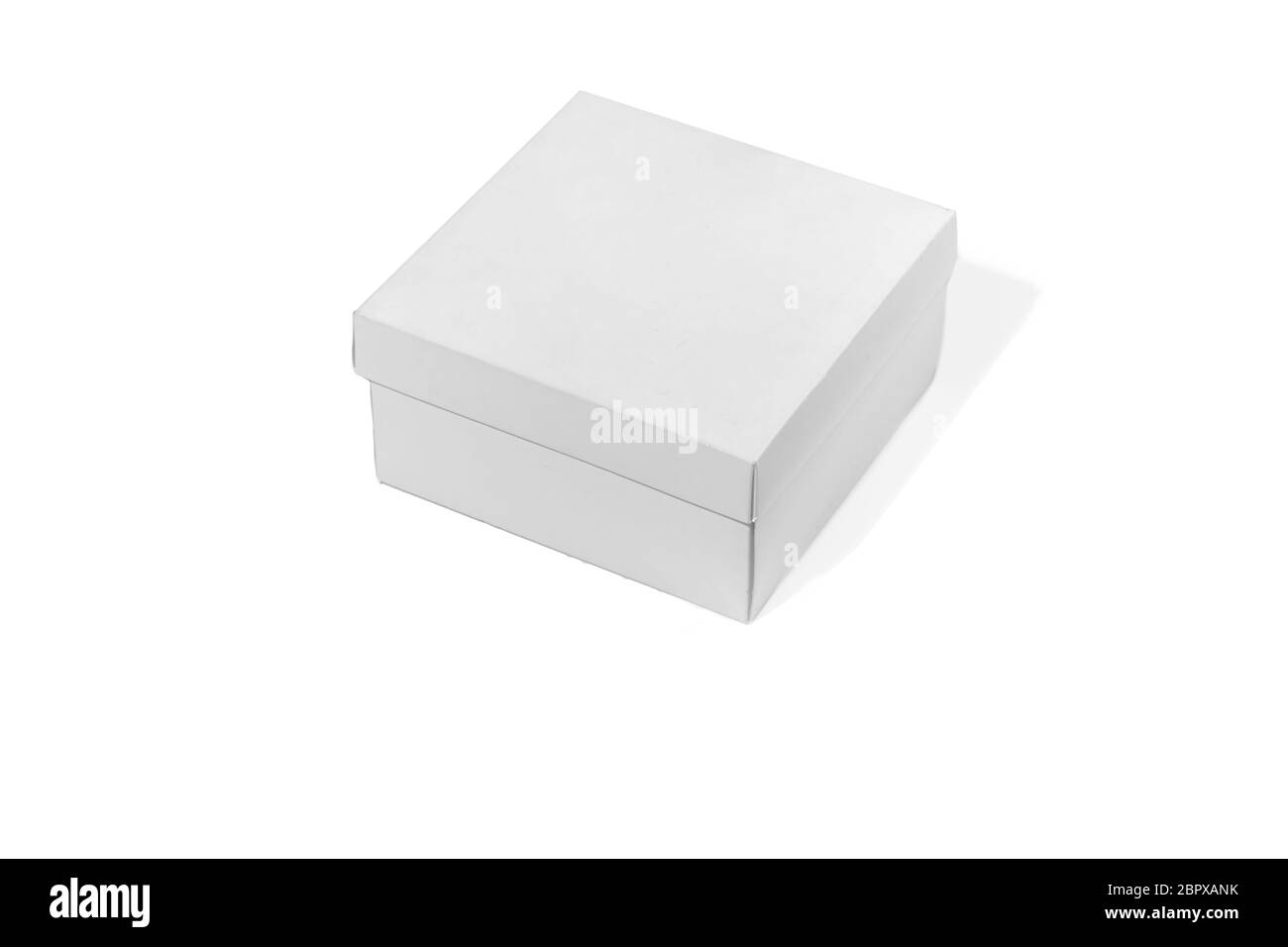 Boîte blanche vierge isolée sur un fond blanc de studio, espace de copie pour la publicité. Prêt pour vos graphismes. Achat, expédition, emballage, livraison. Carton, carton pour le transport et le recyclage. Banque D'Images