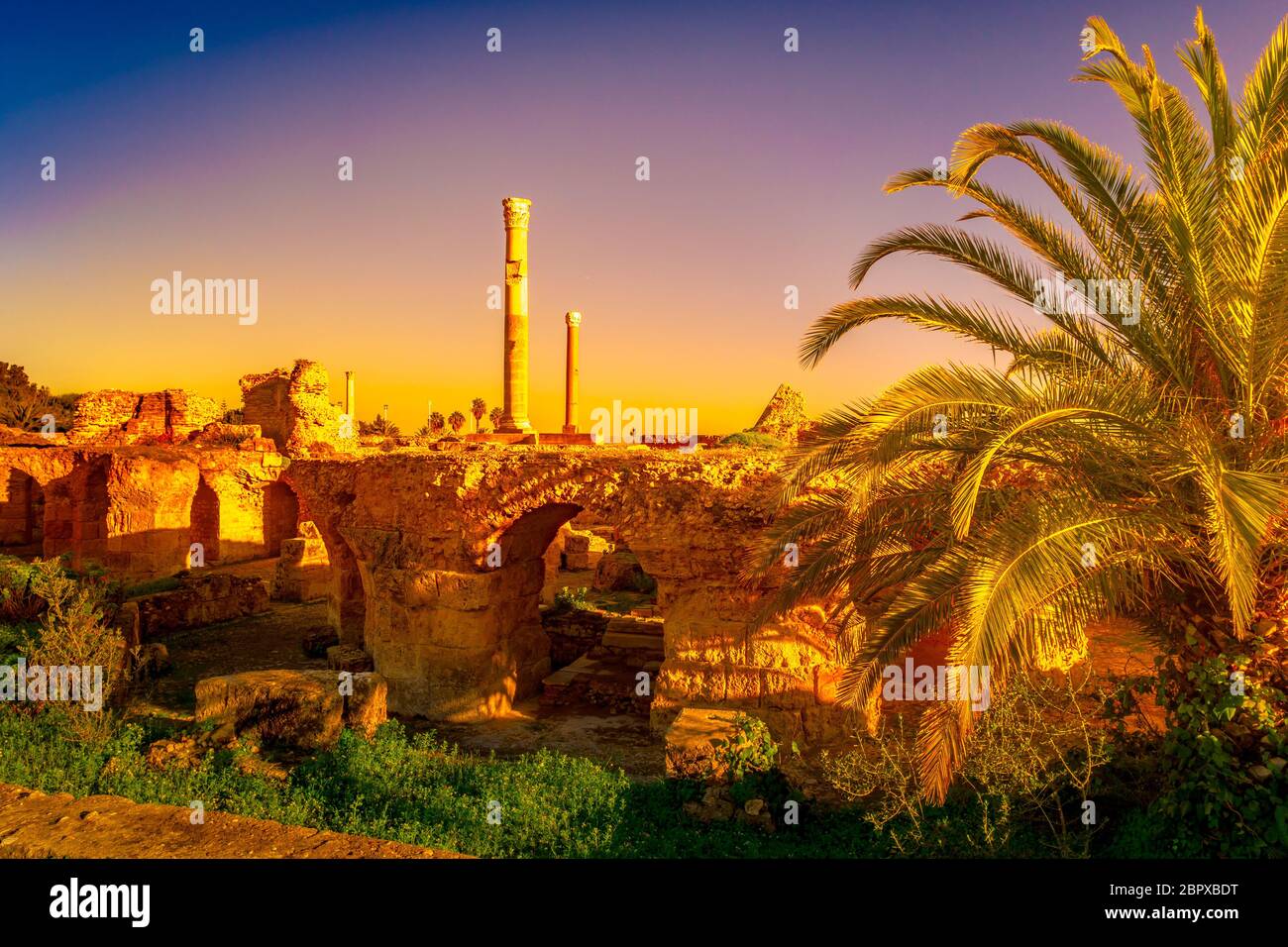 De soleil colorés à Carthage. Bains d'Antonius à Carthage, près de Tunis, Tunisie Banque D'Images