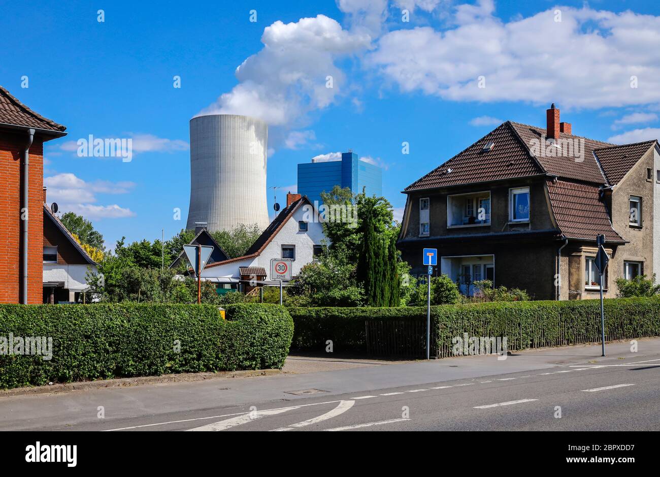 Datteln, région de la Ruhr, Rhénanie-du-Nord-Westphalie, Allemagne - bâtiments résidentiels dans le Meistersiedlung en face de la centrale électrique de Datteln 4, charbon uniper- Banque D'Images