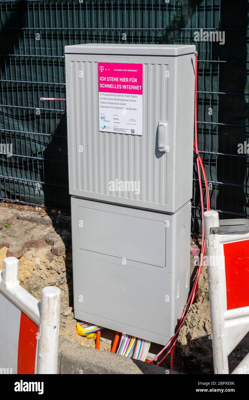 Datteln, Ruhrgebiet, Nordrhein-Westfalen, Allemagne - boîtier de distribution Telekom pour Internet rapide, connexion DSL par câble pour les ménages sur le chantier. Banque D'Images