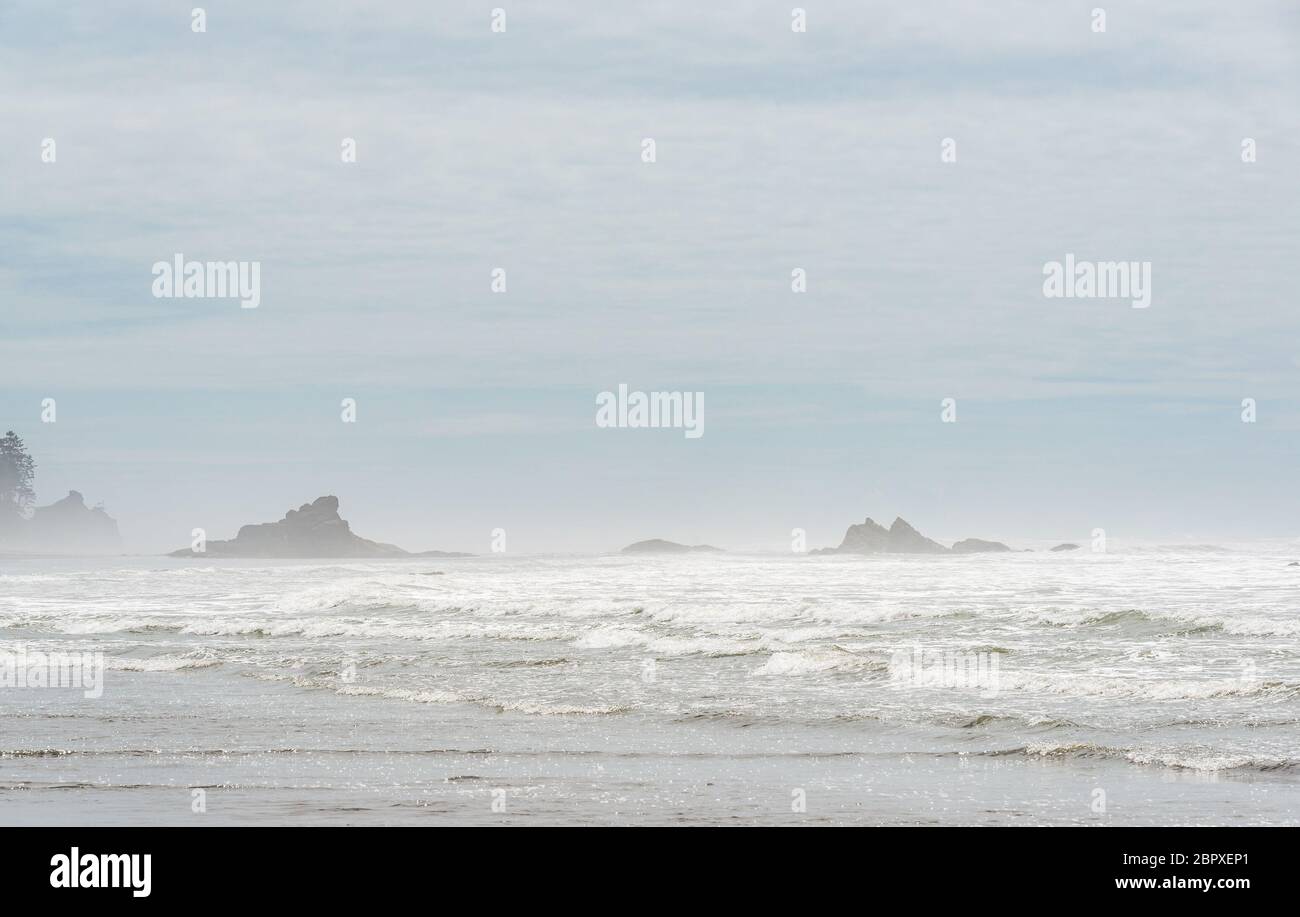 scène de la vague de mer et de la pile de mer le jour venteux. -vintage.. Banque D'Images