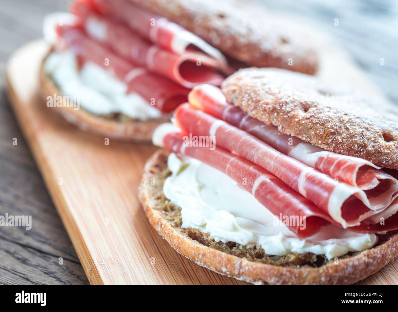 Tranches de jambon et de sandwich au fromage à la crème Banque D'Images