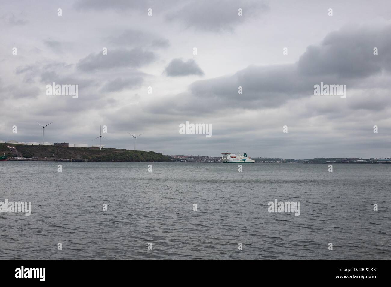 Ferry irlandais quittant Pembroke Dock Banque D'Images