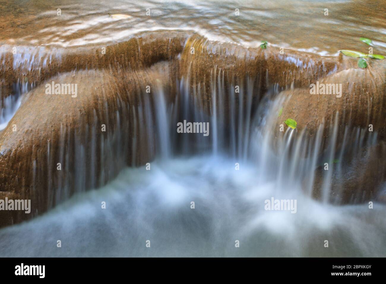 Cascade de la forêt tropicale du Parc National à Thanbok Khoranee, Krabi, Thaïlande Banque D'Images