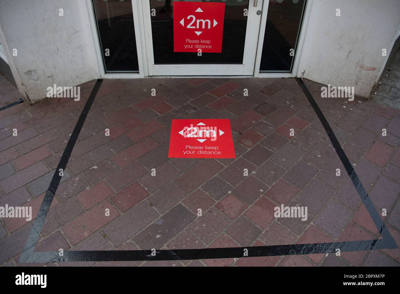 Une zone de distance sociale de 2 m a été marquée à l'extérieur d'une banque à Merthyr Tydfil, pays de Galles, Royaume-Uni. Banque D'Images