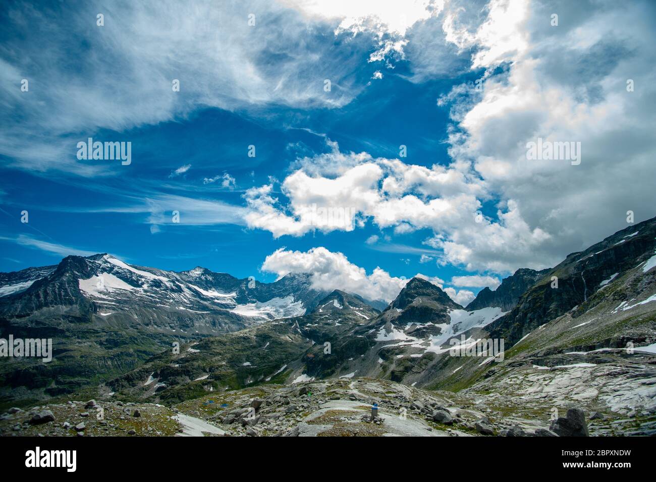 Paysage des alpes, les montagnes en face de ciel bleu Banque D'Images