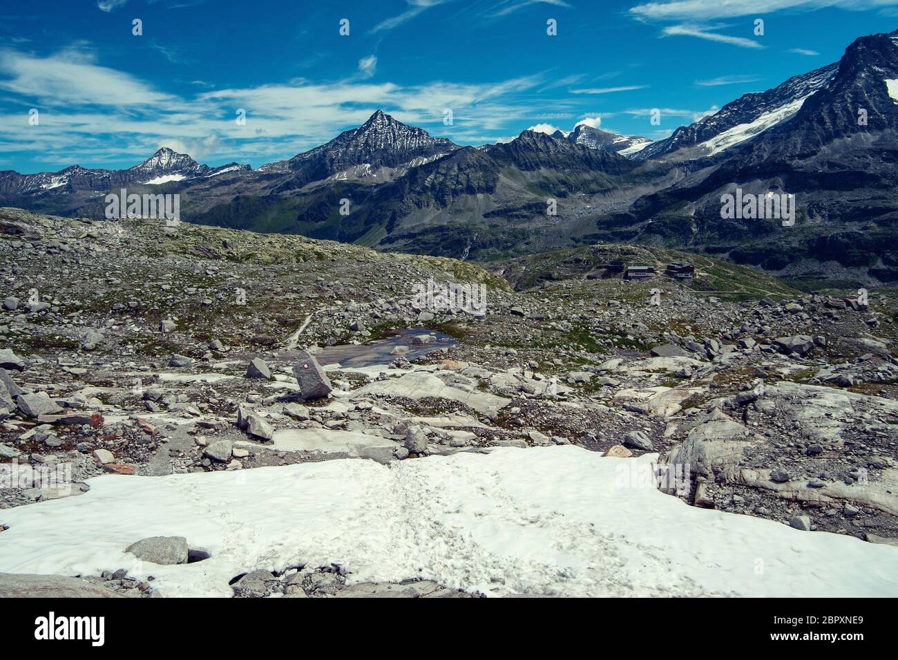 Paysage des alpes, les montagnes en face de ciel bleu Banque D'Images