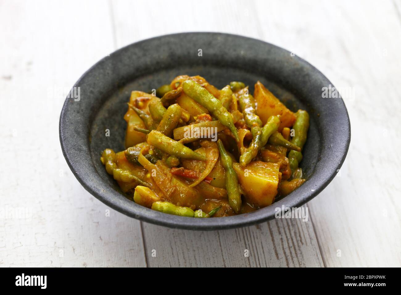 Sengri aloo ki sabzi, rads et pommes de terre aux épices, cuisine indienne Banque D'Images