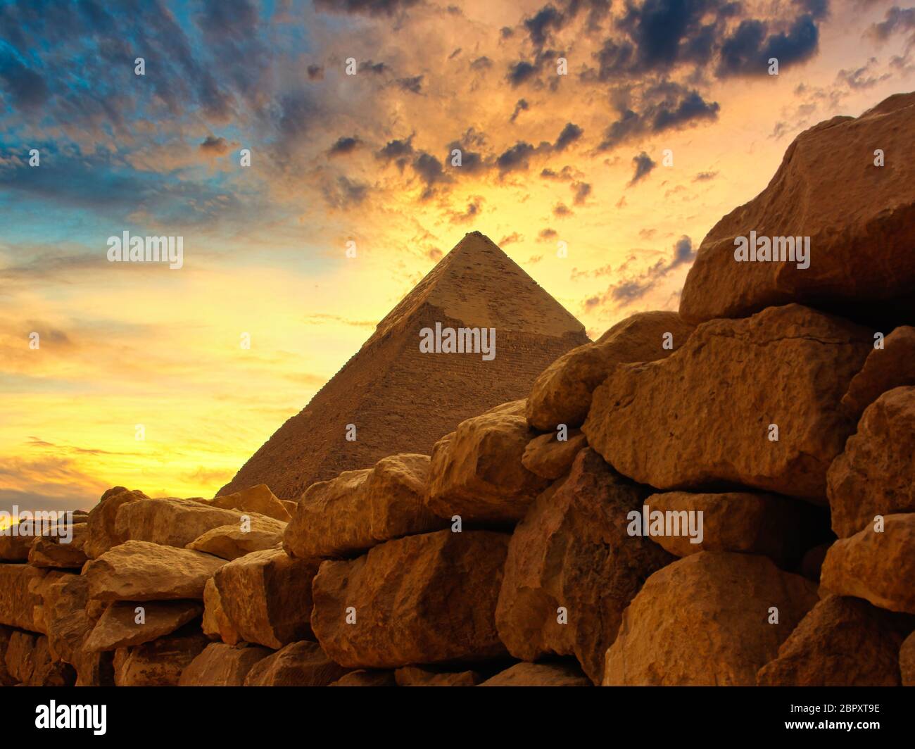 La célèbre pyramide de Chephren derrière un mur historique de pierre à ...