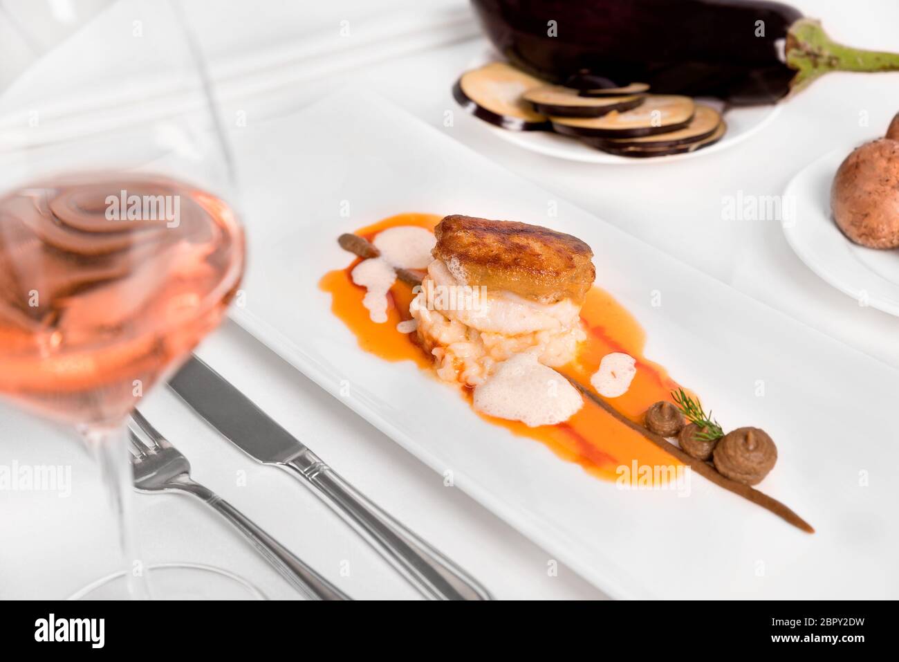 Filet de lotte à l'aubergine et les tomates - lotte aux croûtes de l'aubergine, des risotto fumé, crème d'aubergine et tomate,fumet de poisson mousse Banque D'Images