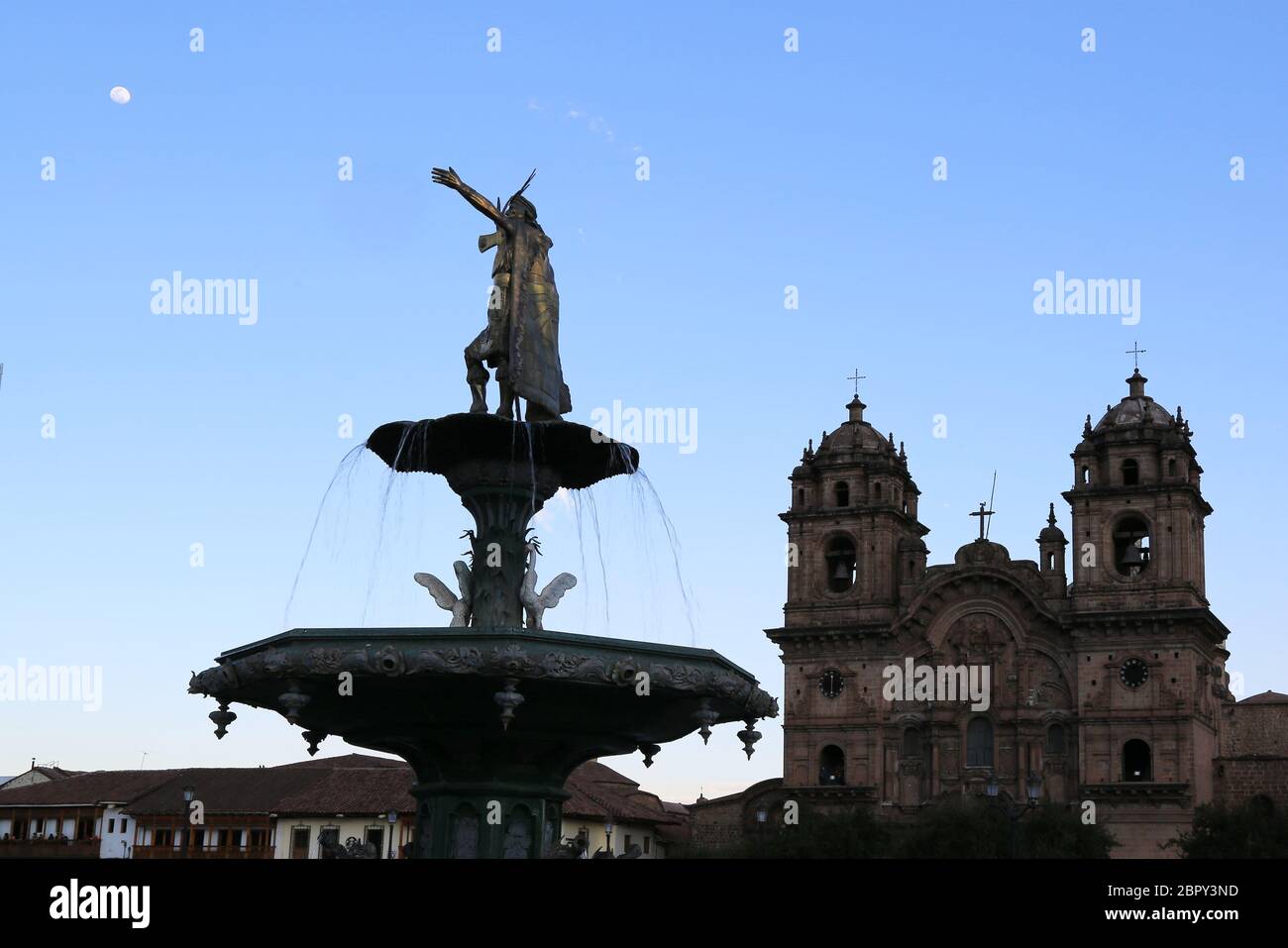 Fontaine de la statue de Pachacutec, Plaza de Armas Cusco Pérou Banque D'Images