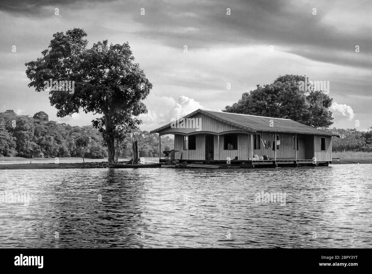 maison dans une rivière amazonas noir et blanc Banque D'Images