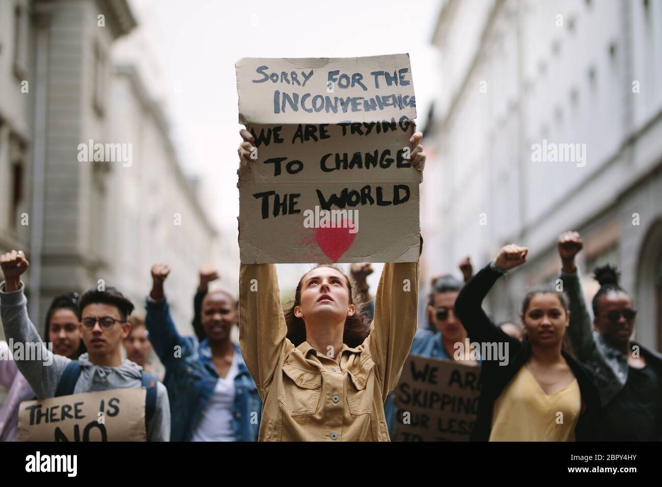 Un grand groupe de manifestants du réchauffement climatique se balade dans la rue. Groupe de manifestants protestant contre le changement climatique. Banque D'Images