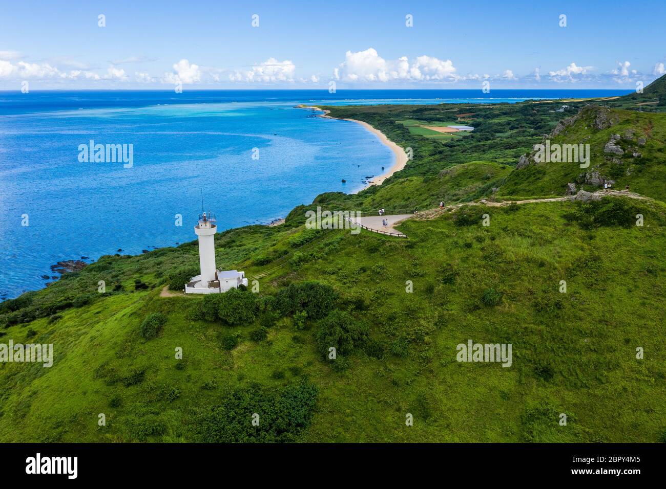 Un drone survole le cap Hirakubozaki sur l'île d'ishigaki Banque D'Images