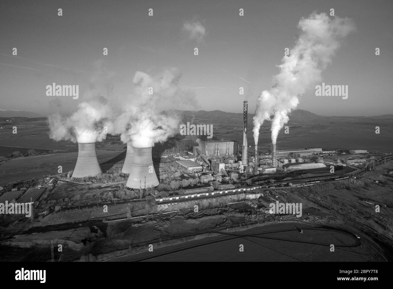 Vue aérienne de la centrale électrique au charbon et sa tour de refroidissement avec de la vapeur passant de c Banque D'Images