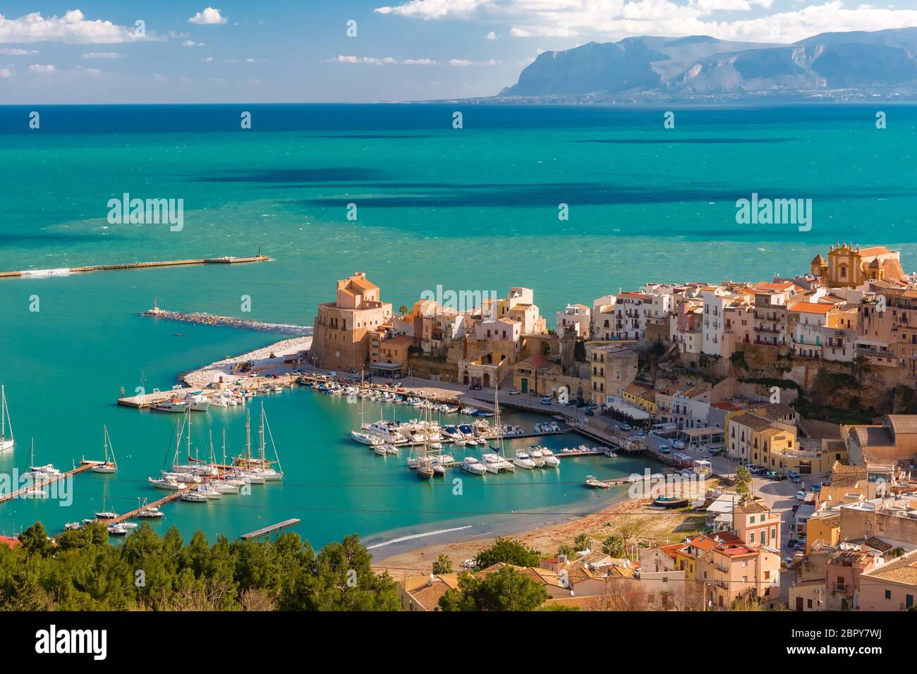 Belle vue aérienne de la forteresse médiévale à Cala Marina, Port dans la ville côtière de Castellammare del Golfo dans la matinée, Sicile, Italie Banque D'Images