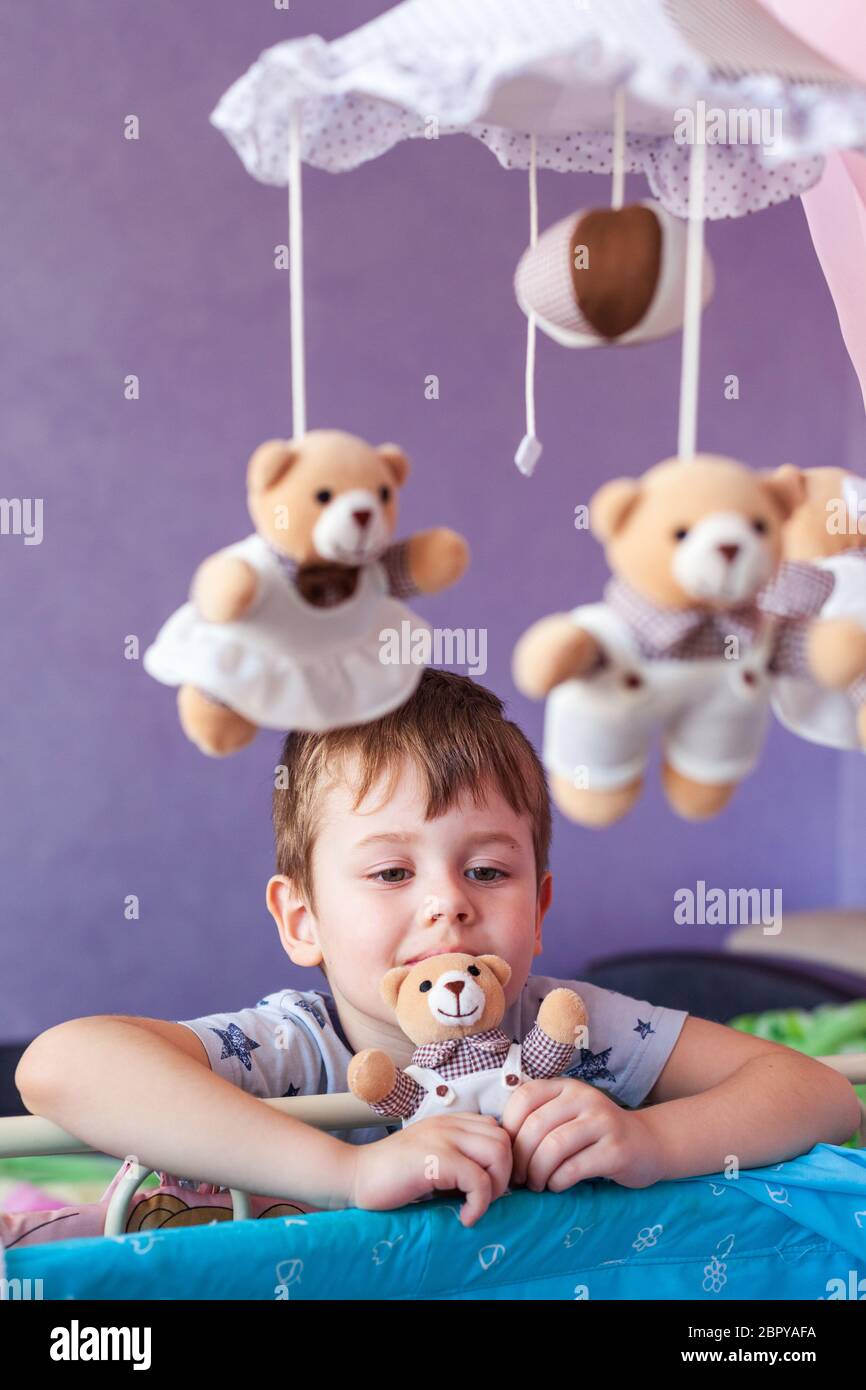 Carrousel Mobile De Musique De Bebe Avec Petits Ours Carrousel De Jouets Au Dessus Du Lit Bebe Chambre Pour Bebe Avec Element De Fermeture Photo Stock Alamy