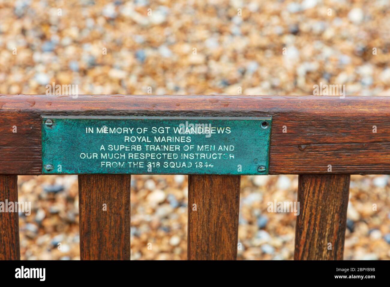 Une plaque commémorative sur un banc à une Marine royale tuée pendant la Seconde Guerre mondiale 1944, plage de Kingsdown près de Deal et Walmer, Kent, Banque D'Images