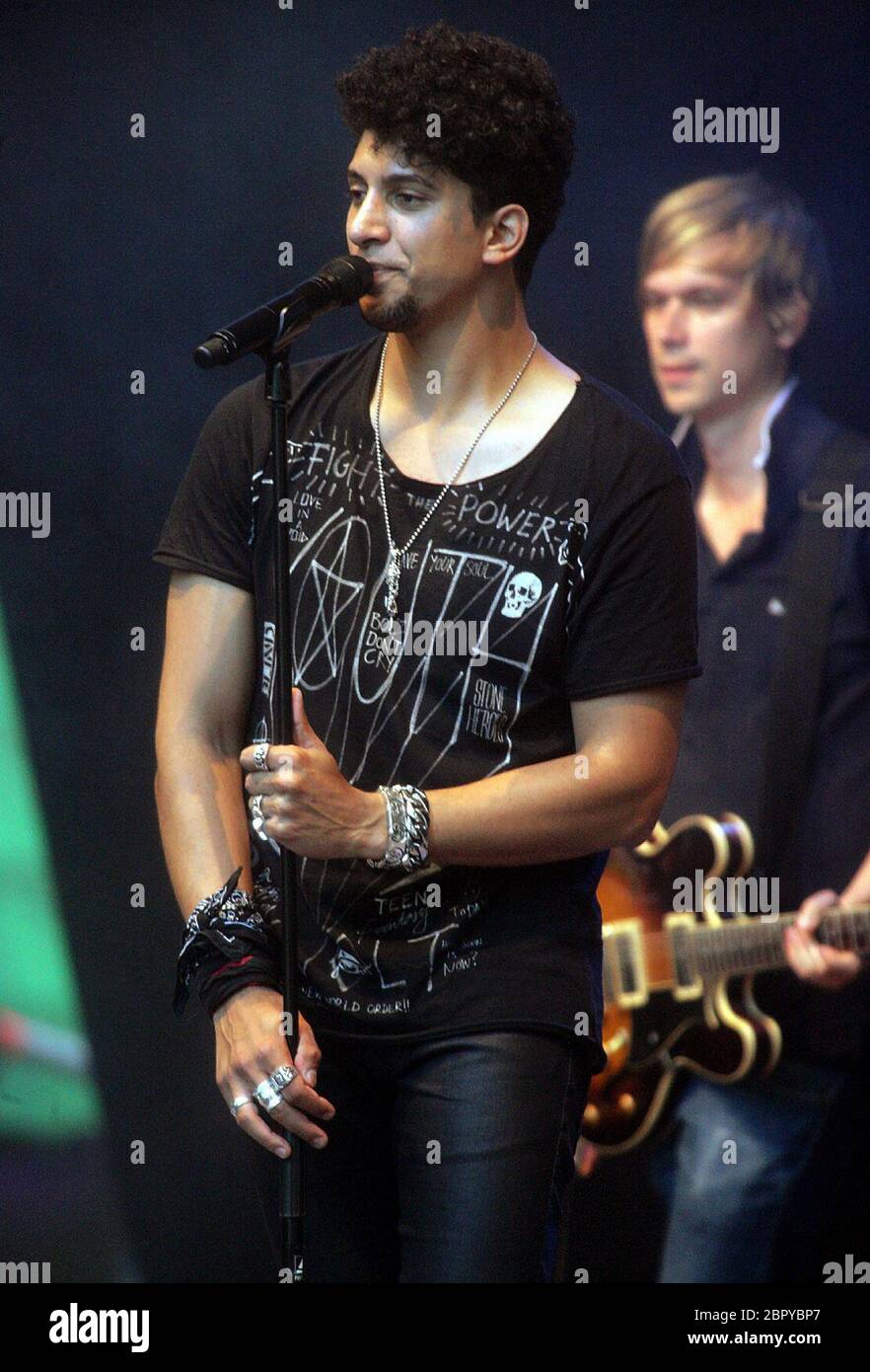 Fête de la ville de la gamescom 2011 - festival de la ville de la gamescom auf dem Hohenzollernring à Köln. Der deutsche Popmusiker und Synchronsprecher Andreas Bourani Banque D'Images