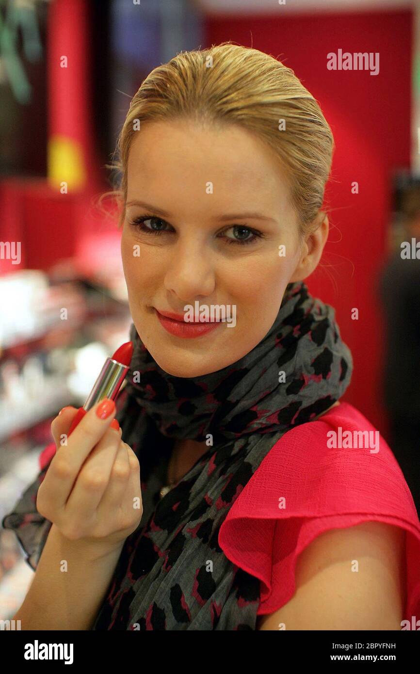 Monica Ivancan // Parfümerie Douglas // Produktvorstellung - Das deutsches Model Monica Ivancan während einer Produktvorstellung BEI der Parfümerie Douglas. Banque D'Images