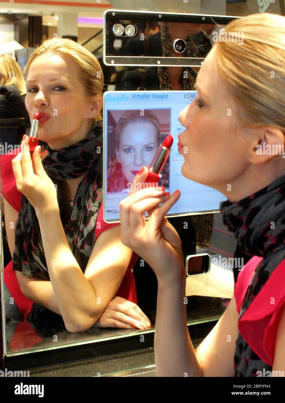 Monica Ivancan // Parfümerie Douglas // Produktvorstellung - Das deutsches Model Monica Ivancan während einer Produktvorstellung BEI der Parfümerie Douglas. Banque D'Images