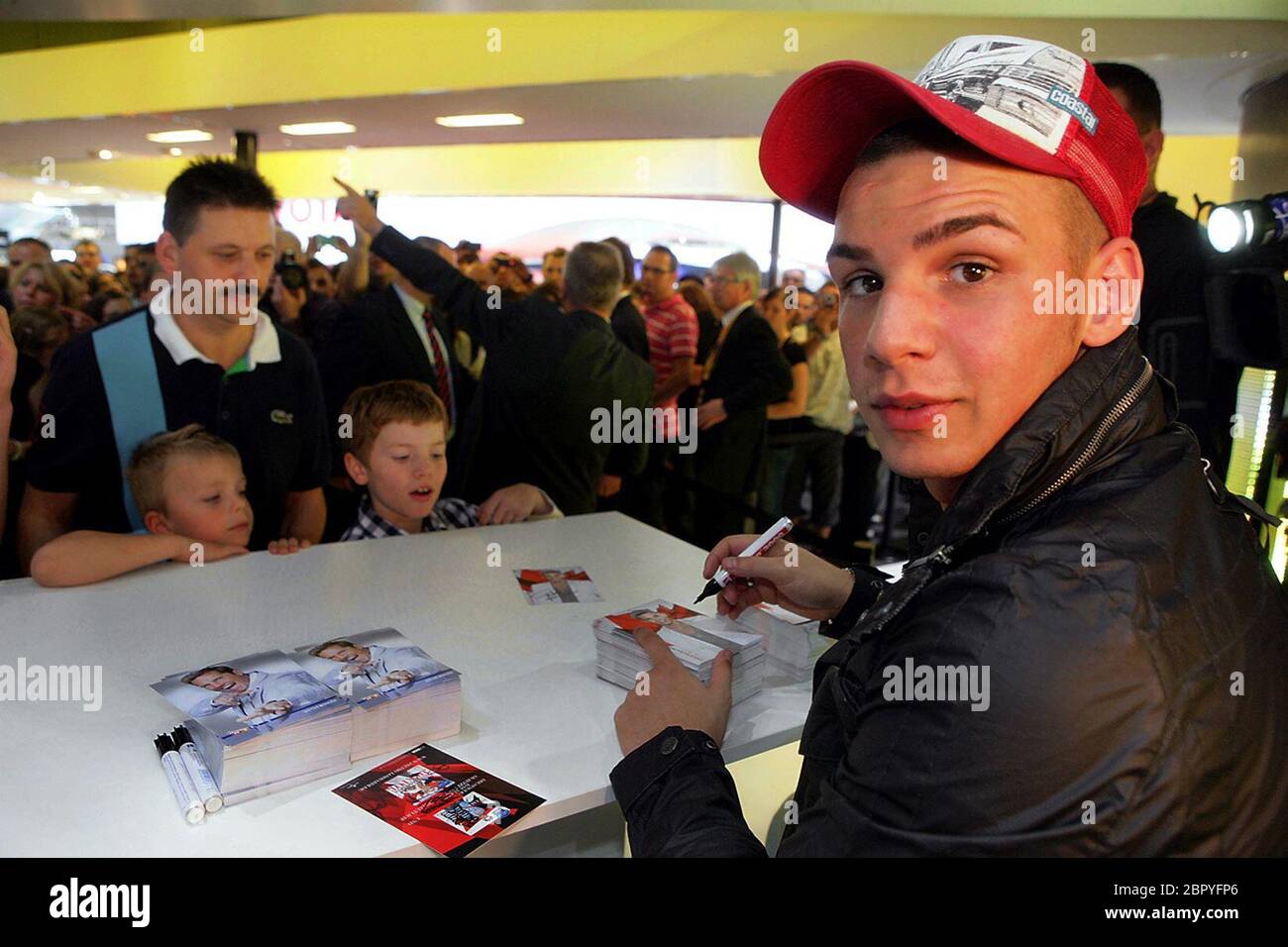 IAA 2011 - Der deutsche Sänger Pietro Lombardi während einer Autogrammstunde auf der IAA à Francfort. Banque D'Images
