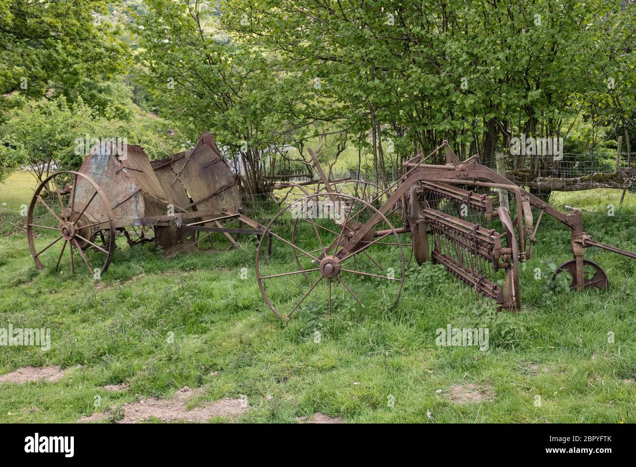 De vieilles machines agricoles rouillent dans un champ aux frontières galloises près de Knighton, Powys, pays de Galles, Royaume-Uni Banque D'Images