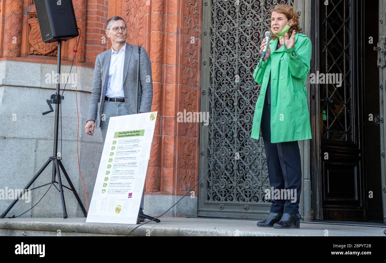 Berlin, Allemagne. 20 mai 2020. Christian Gaebler (SPD), chef de la Chancellerie du Sénat de Berlin, et Barbara König (SPD), secrétaire d'Etat de l'Administration du Sénat pour la santé, les soins infirmiers et l'égalité, se trouvent devant la mairie rouge avec des propositions pour le pacte de l'hôpital Corona de Berlin. Les employés de Charite et Vivantes ont fait passer des lettres de milliers d'employés au Sénat de Berlin. Ils demandent plus de protection, d'équipement de protection et de désinfectants pour les employés des hôpitaux et des filiales. Crédit : Andreas Gora/dpa/Alay Live News Banque D'Images