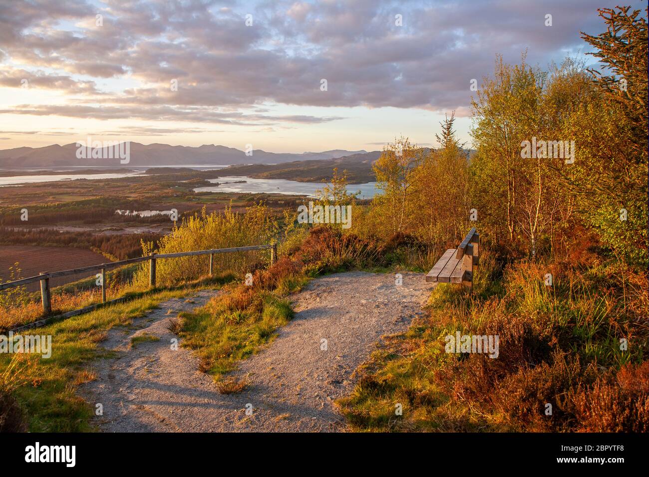 Lumière du soir sur les collines de Linnhe et Morvern loch distnat depuis le point de vue d'Eagles Eyrie, Ben Lora, Benderloch, Argyll Banque D'Images