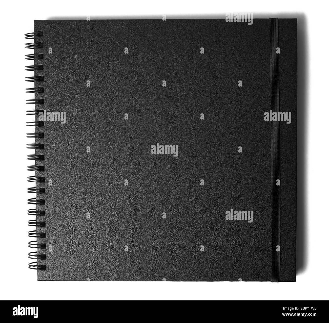 Ordinateur portable noir isolé sur un fond blanc. Carnet fermé avec papier noir et couverture rigide. Banque D'Images