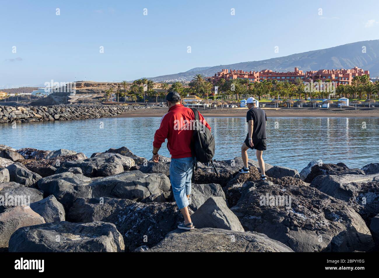 Marche sur le brise-lames de la plage pendant la phase un de désescalade du Covid 19, coronavirus, état d'urgence, Playa Beril, Costa ad Banque D'Images