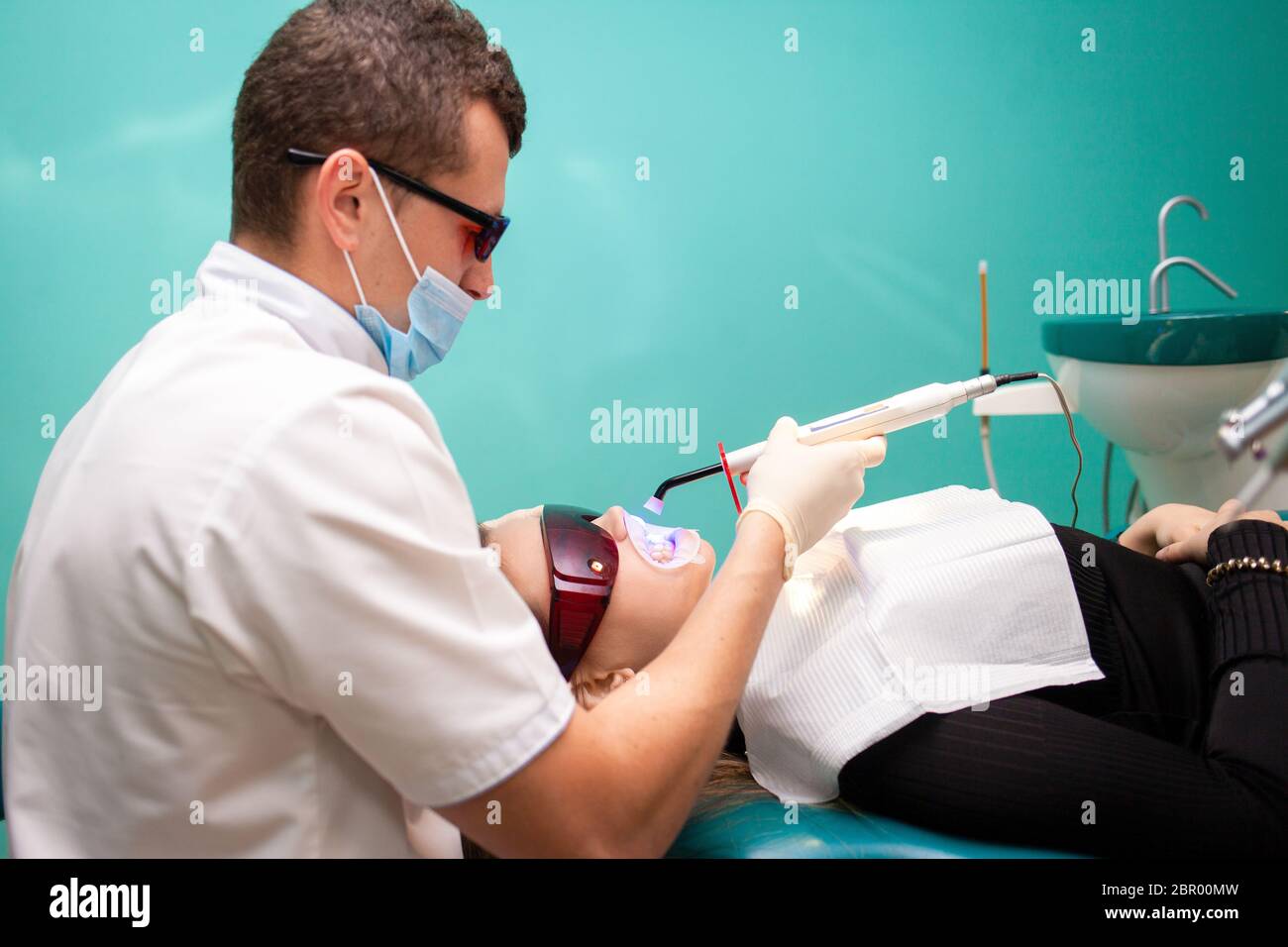 Patient Dans La Clinique Dentaire Lampe Uv De Blanchiment Des Dents Avec  Composition Photopolymère Jeune Femme Pendant La Procédure De Blanchiment  Des Dents Avec Durcissement De La Lumière Uv Au Cabinet Du Dentiste