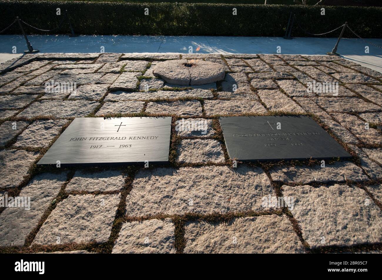 Tombes du président John F Kennedy et de Jacqueline Kennedy Onassis au cimetière national d'Arlington, comté d'Arlington, Virginie, États-Unis d'Amérique Banque D'Images