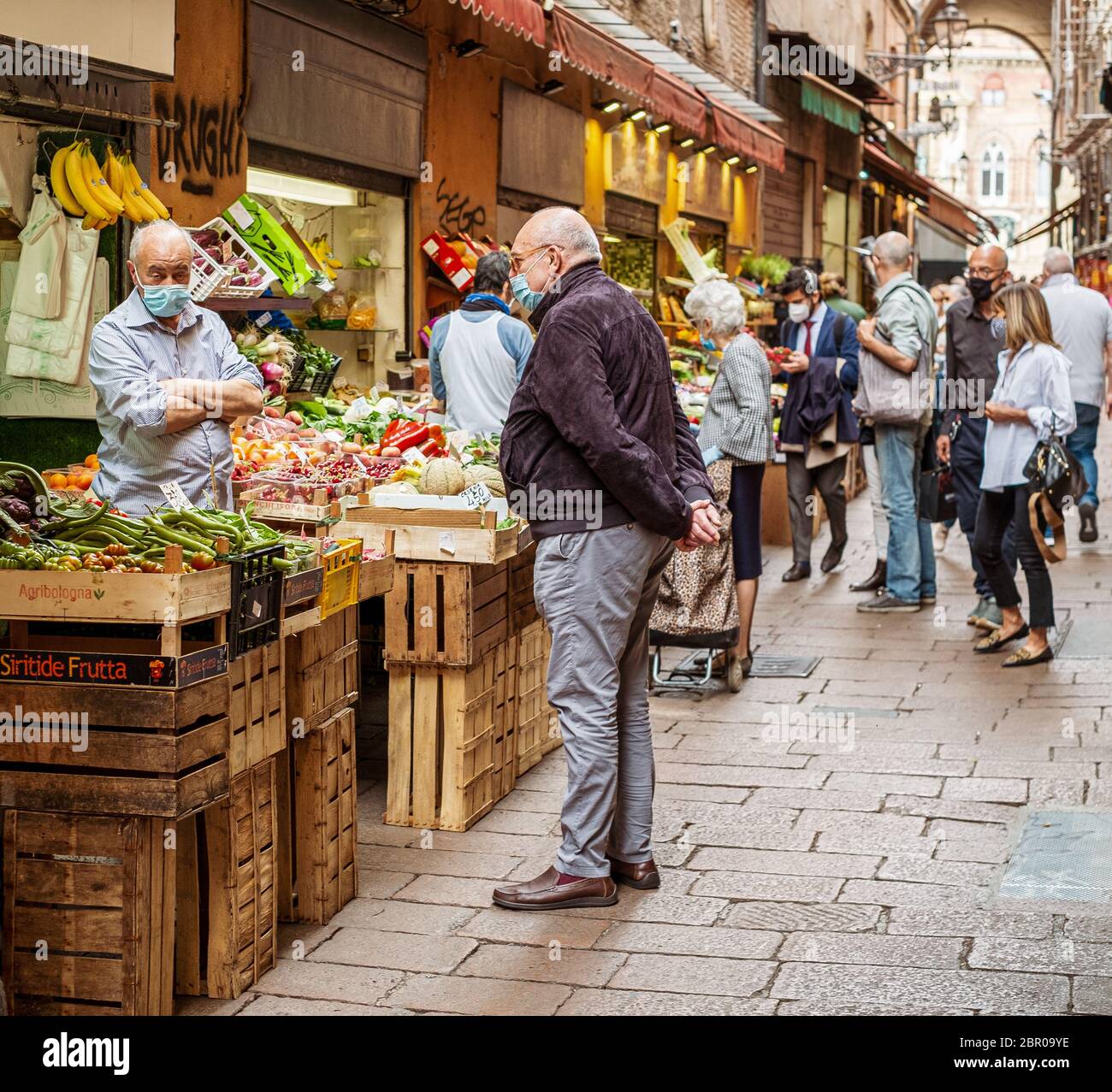05-18-2020 Bologne, Émilie-Romagne, Italie. Shopping quotidien au moment du coronavirus dans le centre-ville. Banque D'Images
