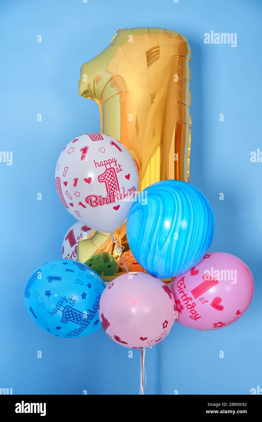 Composition pour le premier anniversaire de voeux avec bouquet de ballons  colorés tendance rose, or, blanc, bleu avec texte JOYEUX ANNIVERSAIRE et  chiffre d'or un Photo Stock - Alamy