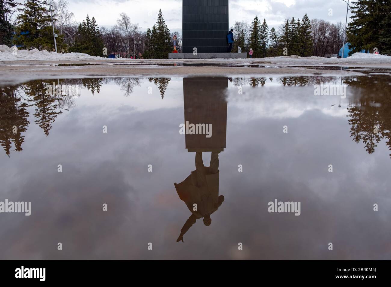 UFA, Russie: Reflet de Vladimir Ilyich Lénine Sculpture sur l'eau sur la place de la ville d'Ufa, Russie. Banque D'Images