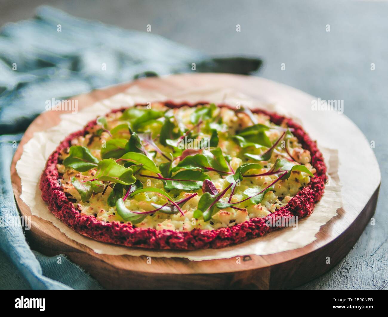 Pâte à pizza avec des betteraves blettes ou mangold, feuilles de betterave. Idées et recettes pour snack vegan.sans oeufs croûte à pizza avec chia seeds et wh Banque D'Images
