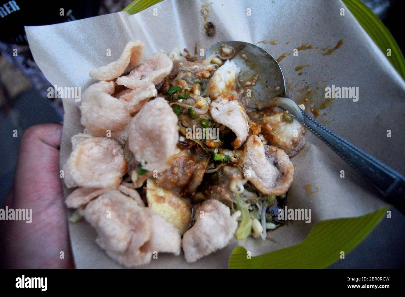 Cuisine locale de rue style Bali dans la salle à manger pour les personnes  indonésiennes et les voyageurs étrangers goûtent des repas et des boissons  au restaurant de Bali, Indonésie Photo Stock -