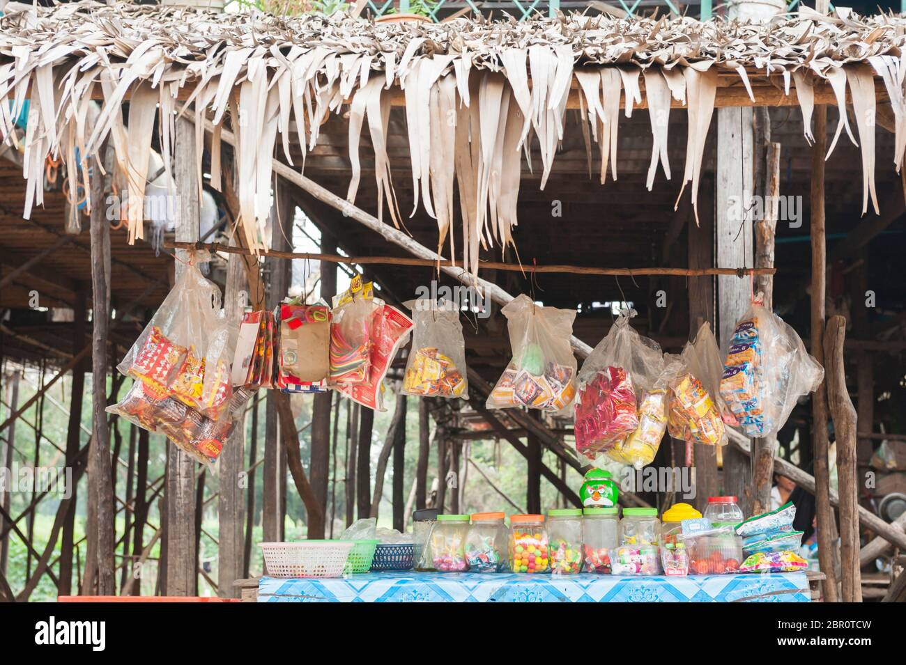 Magasin de sucreries sous les maisons sur pilotis à Kampong Phluk, province de Siem Reap, centre-nord du Cambodge, Asie du Sud-est Banque D'Images