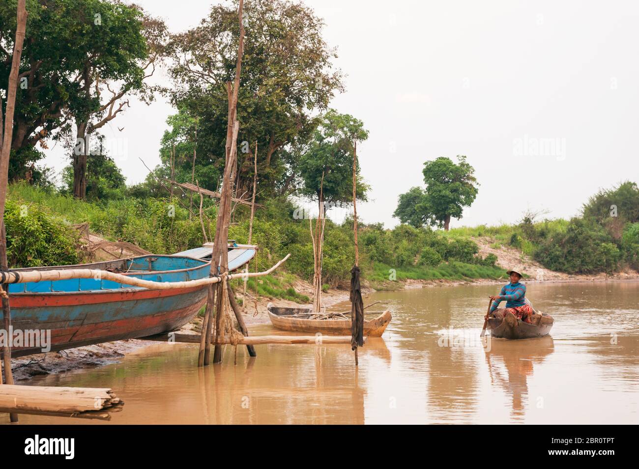 Une femme cambodgienne dans un bateau sur le fleuve à Kampong Phluk, province de Siem Reap, centre-nord du Cambodge, Asie du Sud-est Banque D'Images