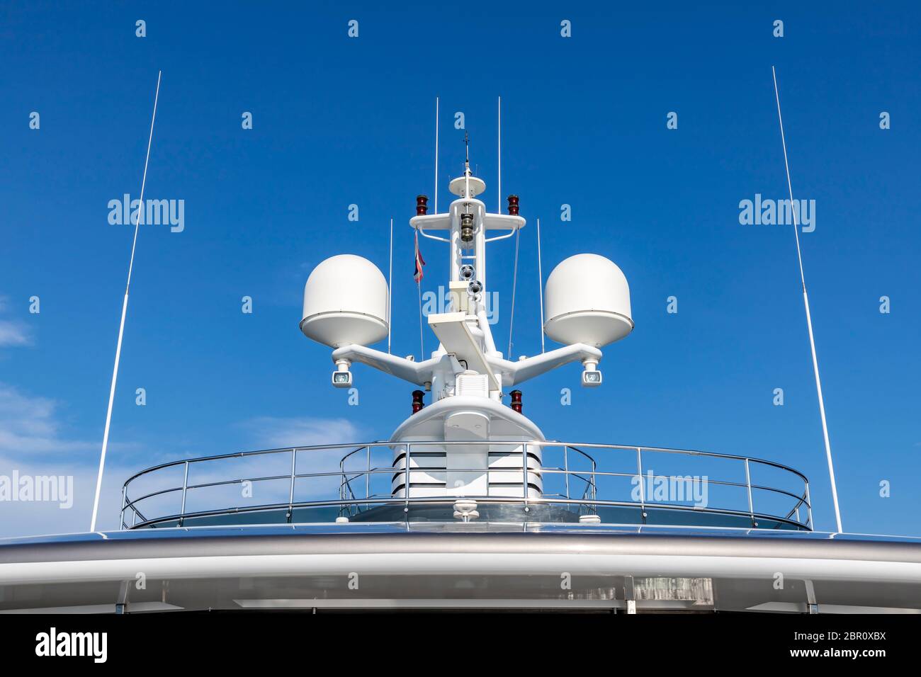 Antennes de communication avec l'équipement de navigation, le radar sur le pont supérieur du navire de croisière de luxe blanc. Il y a un pavillon thaï avec ciel bleu clair je Banque D'Images