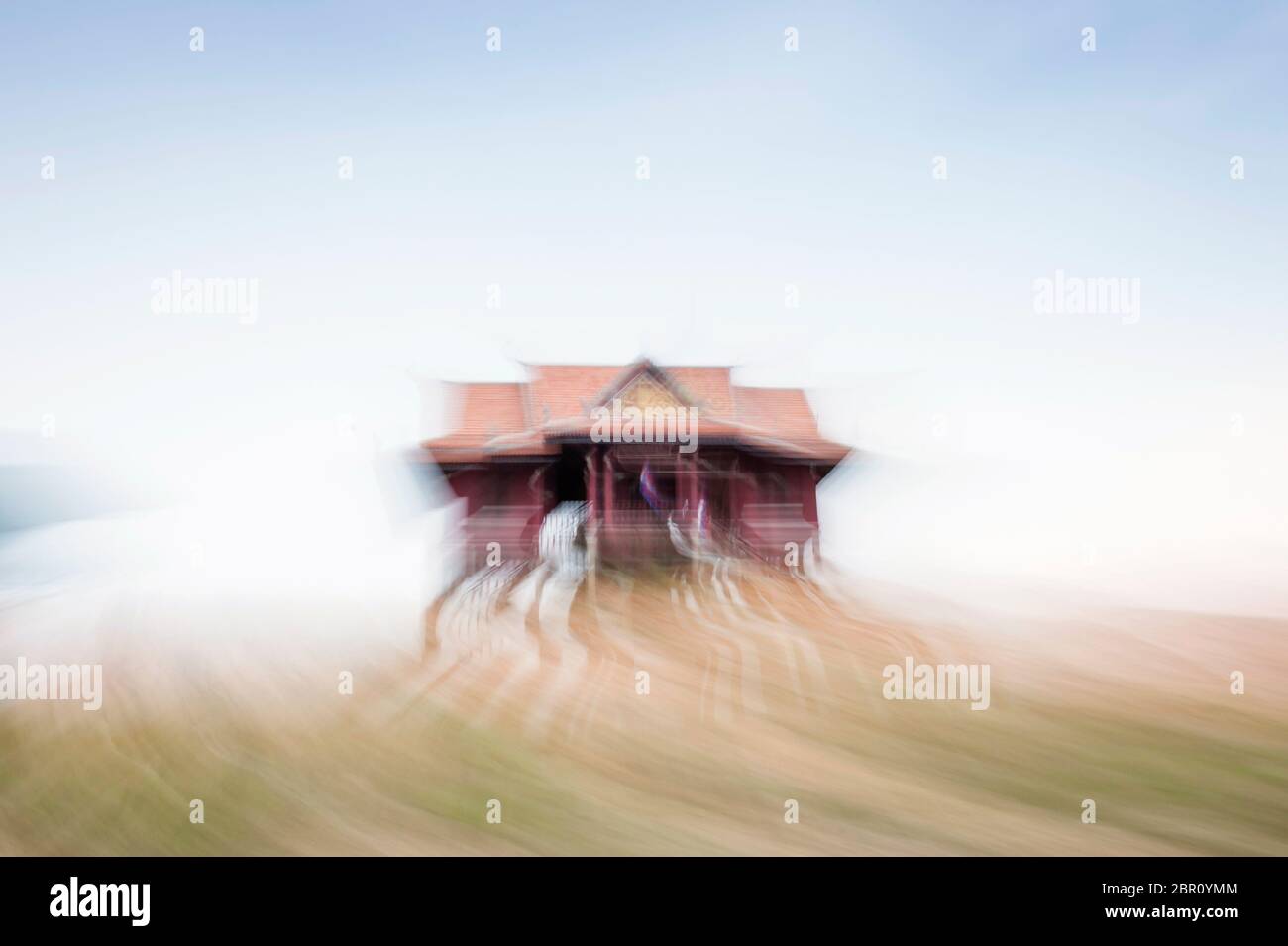 Se précipitant au-delà d'un temple sur la rive. Kampong Phluk, province de Siem Reap, centre-nord du Cambodge, Asie du Sud-est Banque D'Images