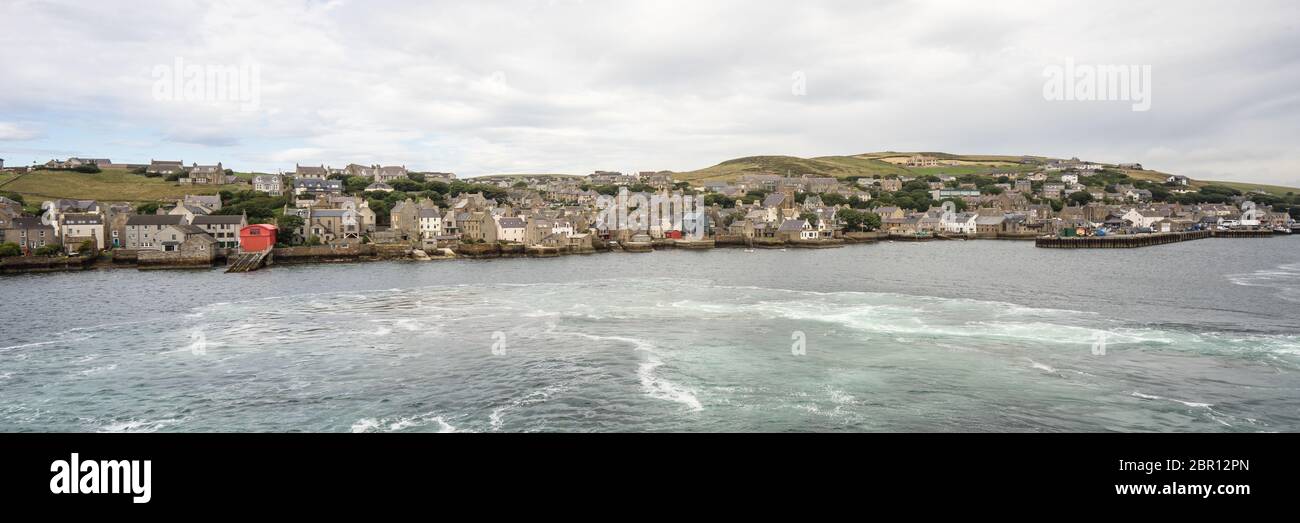 panorama du village historique Stromness sur Orkney continent, Écosse, Royaume-Uni. Vue sur le bord de mer de cette ville de pêcheurs et sur le port de Hoy Sound Banque D'Images